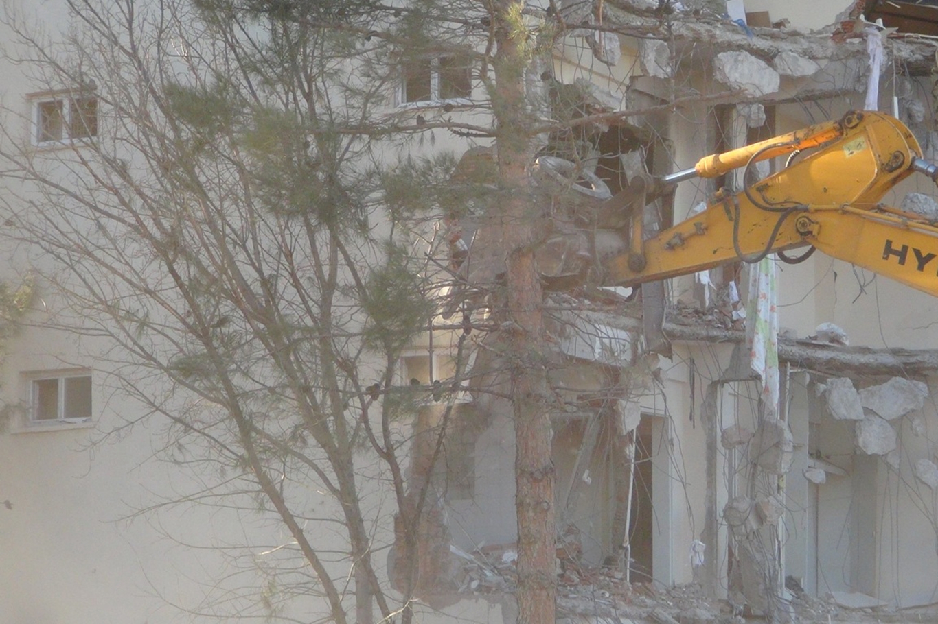 Çınar’daki emniyet binasının yıkımına başlandı